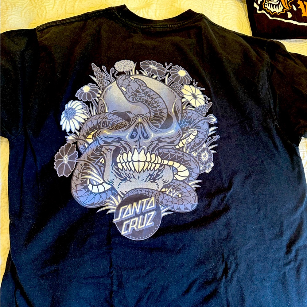T shirt duo. Santa Cruz Skateboards, Quicksilver. Pre loved .